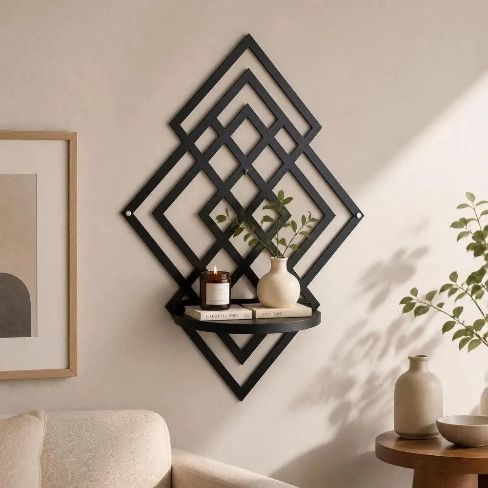 Étagère murale géométrique en bois décorée d'objets