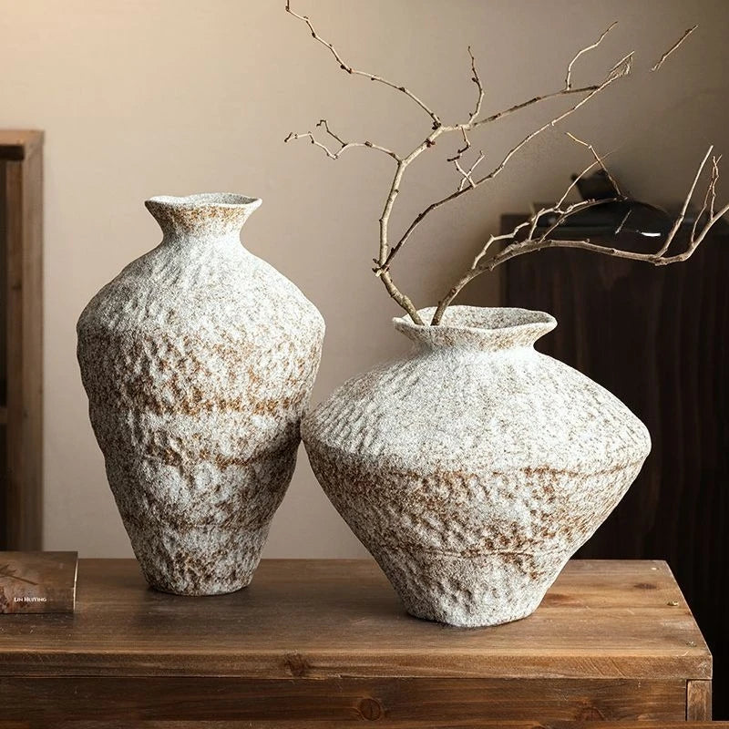 Vase en céramique style wabi-sabi