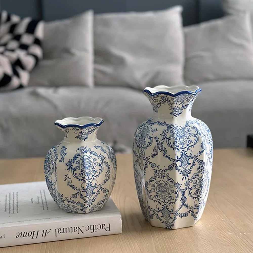 Vase en porcelaine bleu et blanc peint à la main