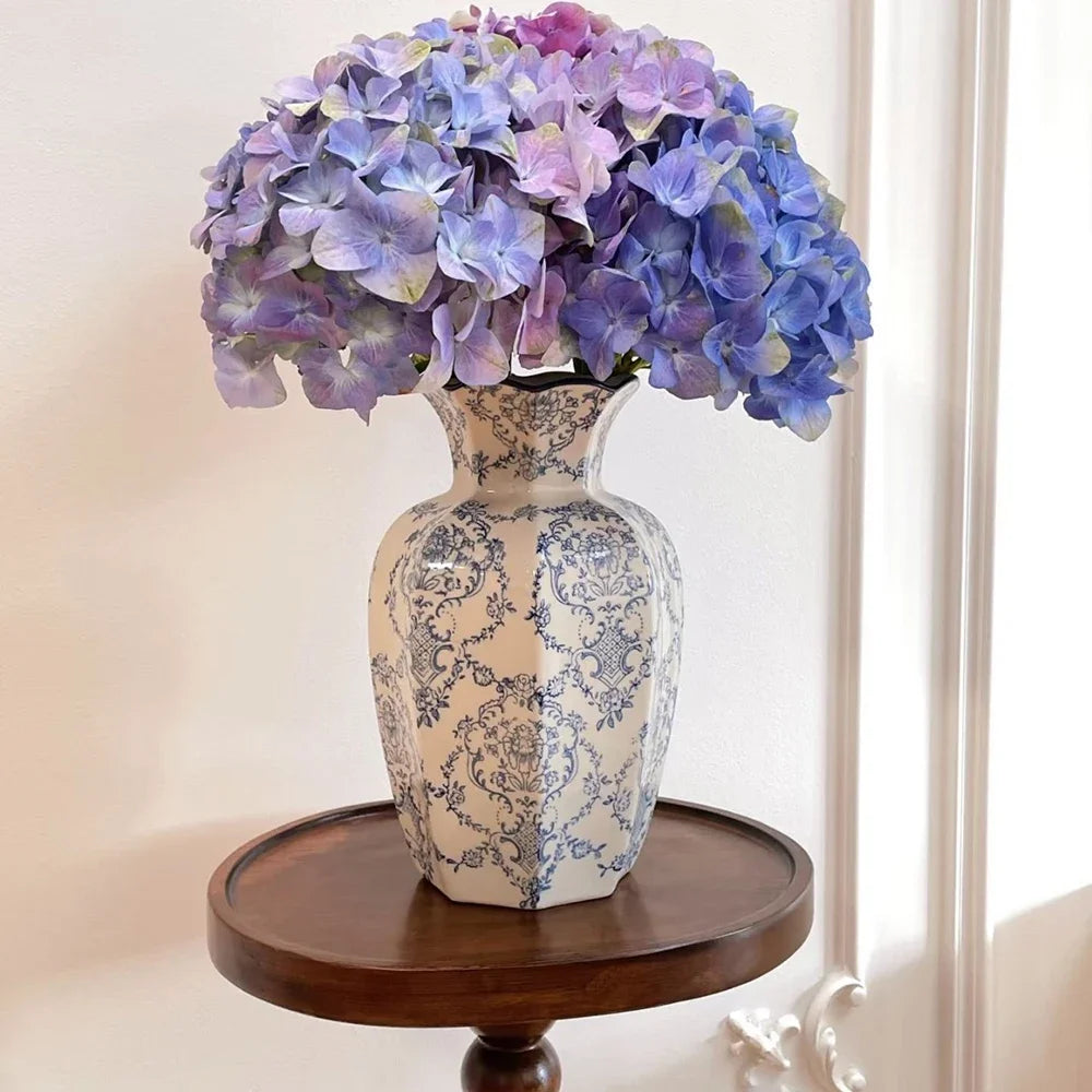Vase en porcelaine bleu et blanc peint à la main