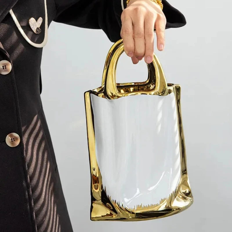 Vase sac à main en céramique dorée