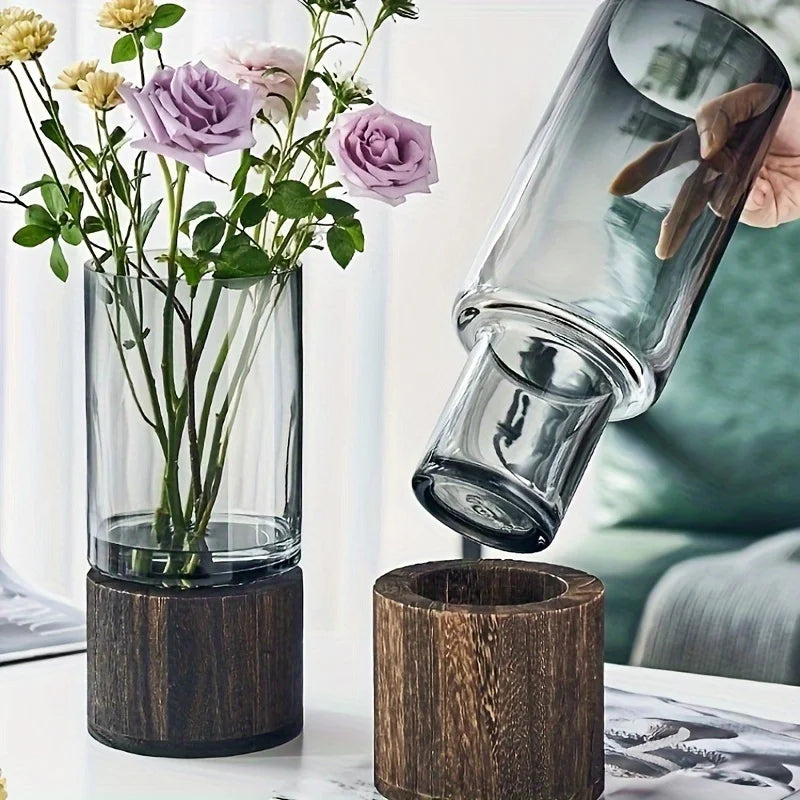 Vase en verre sur support en bois pour boutures