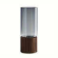 Vase en verre sur support en bois pour boutures