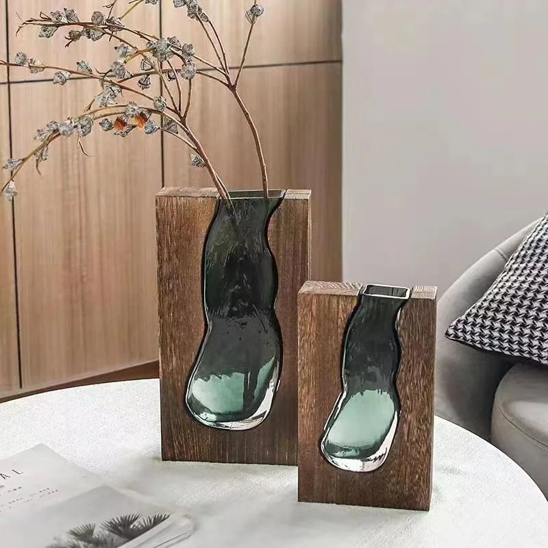 Vase en verre transparent sur socle en bois massif