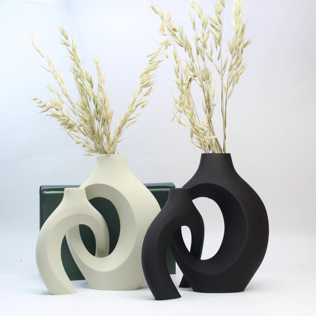 Duo de vases en céramique en forme de silhouettes enlacées