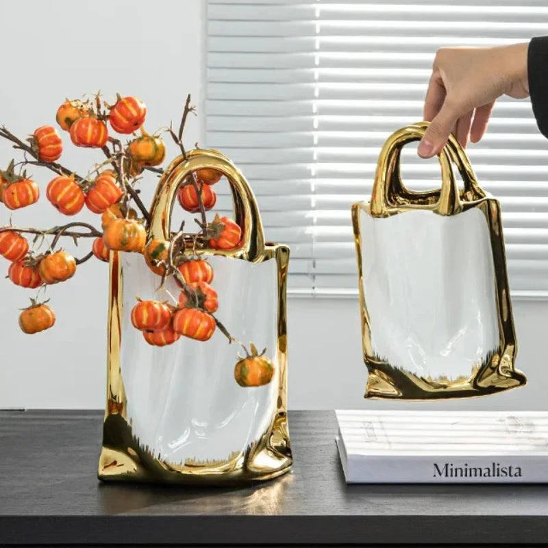 Vase sac à main en céramique dorée