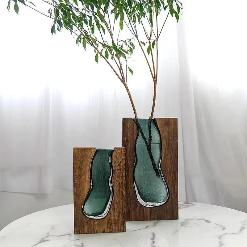 Vase en verre transparent sur socle en bois massif