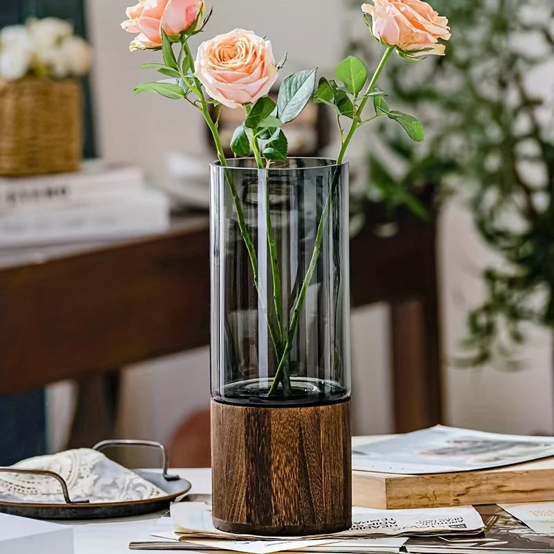Vase en verre sur support en bois pour boutures