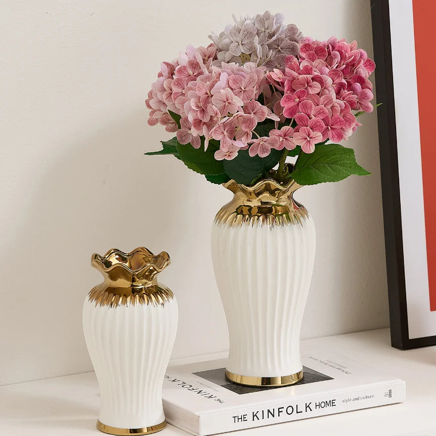 Vase en céramique blanche style rétro avec bouquet de roses