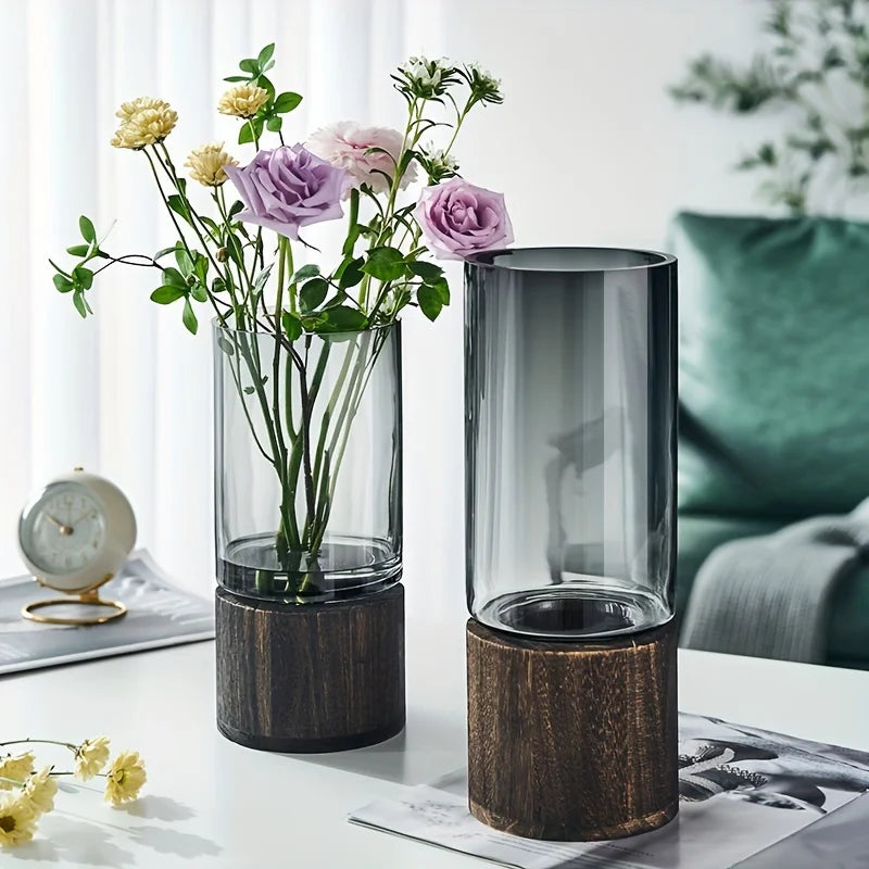 Vase en verre sur support en bois pour boutures