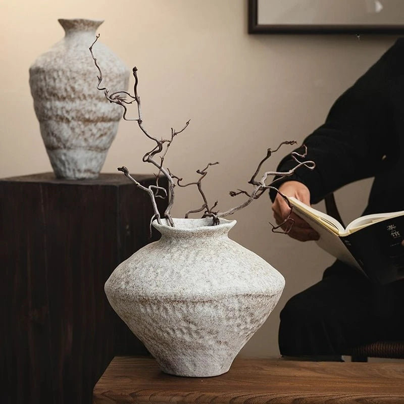 Vase en céramique style wabi-sabi