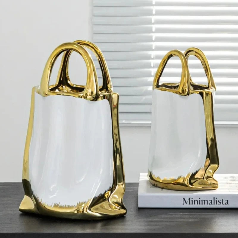 Vase sac à main en céramique dorée