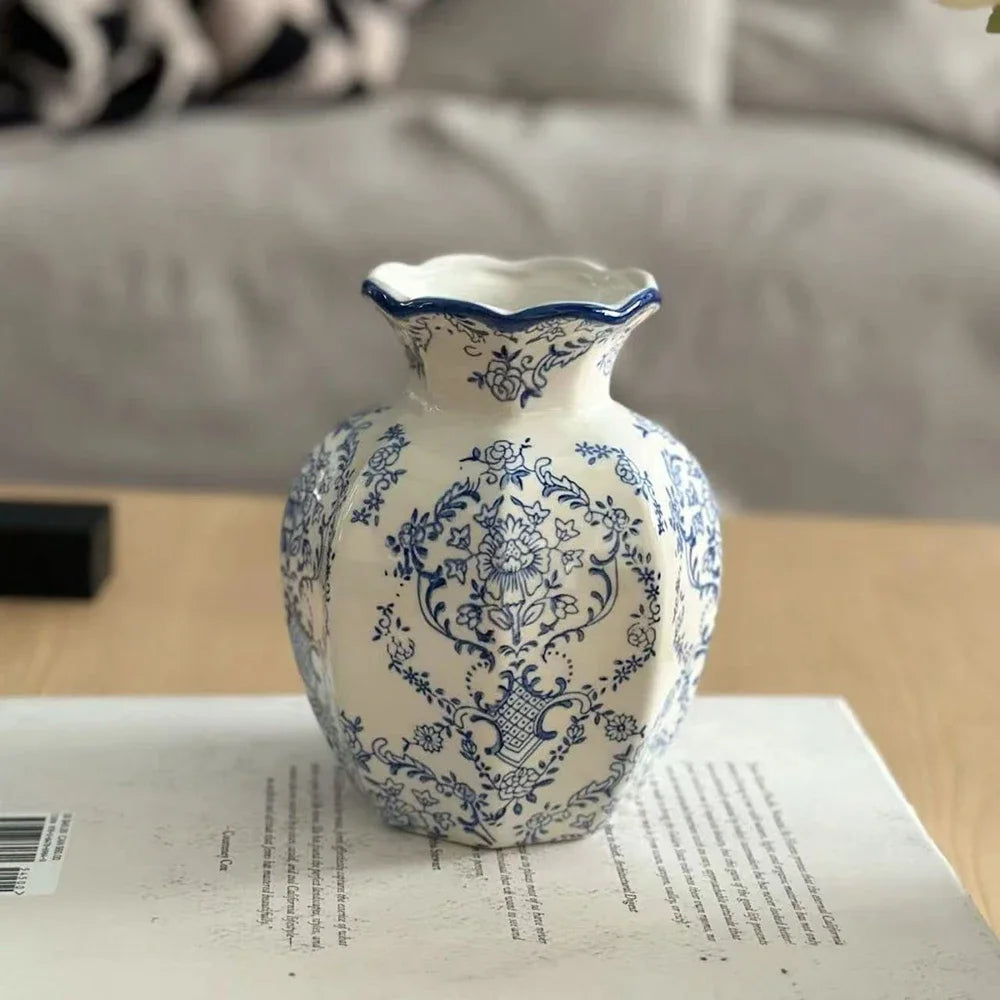 Vase en porcelaine bleu et blanc peint à la main