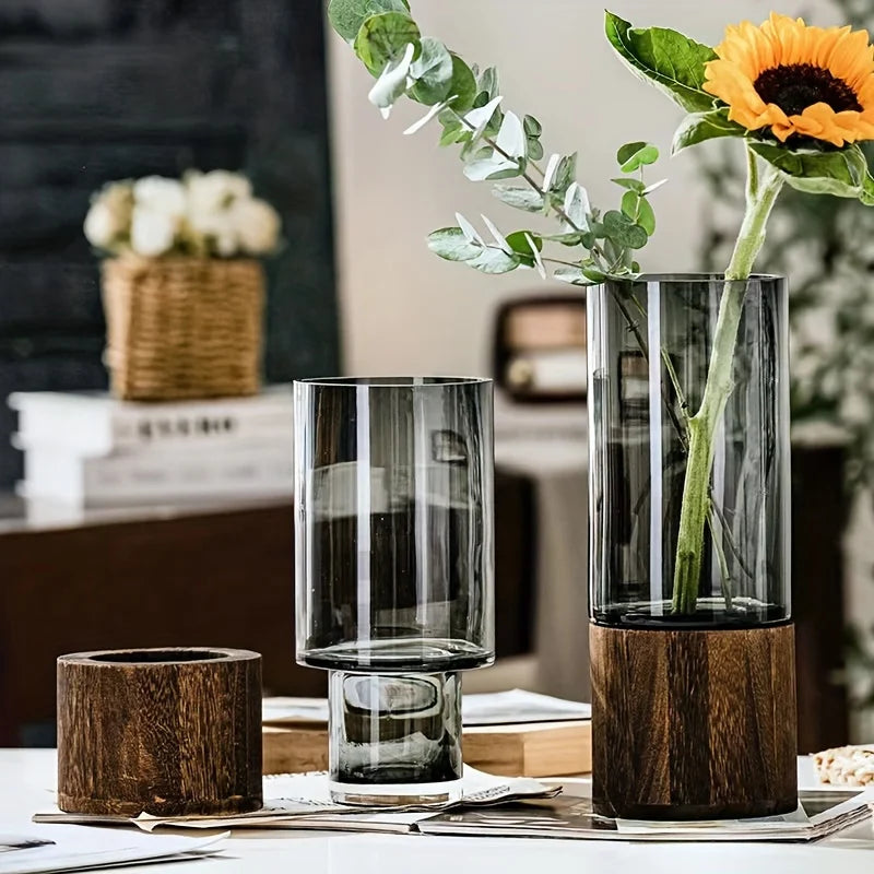 Vase en verre sur support en bois pour boutures