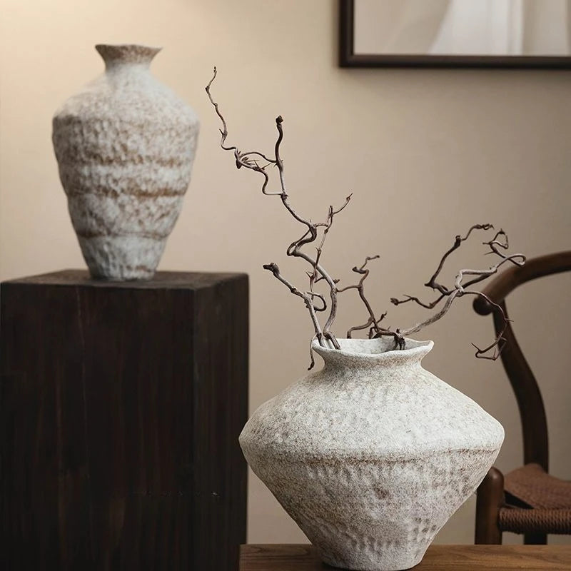 Vase en céramique style wabi-sabi
