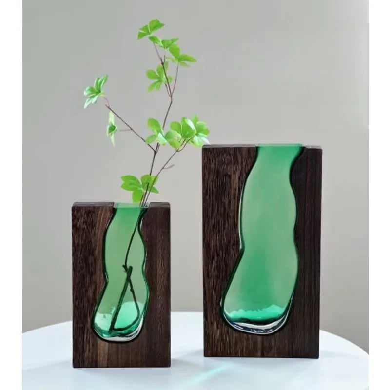 Vase en verre transparent sur socle en bois massif
