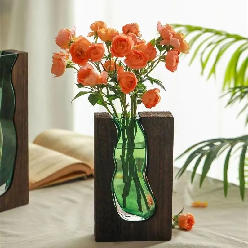 Vase en verre transparent sur socle en bois massif