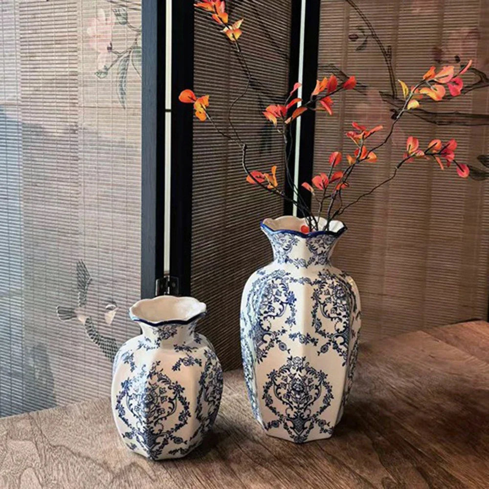 Vase en porcelaine bleu et blanc peint à la main