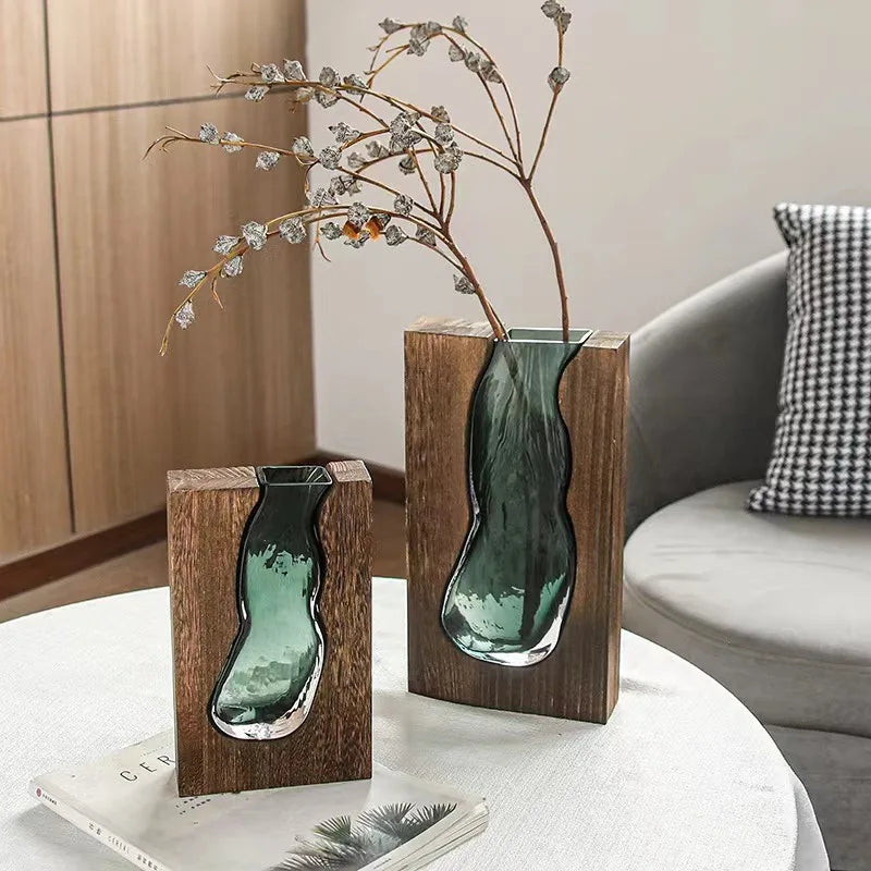 Vase en verre transparent sur socle en bois massif