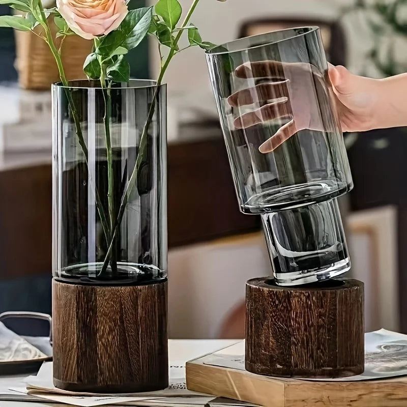 Vase en verre sur support en bois avec bouture