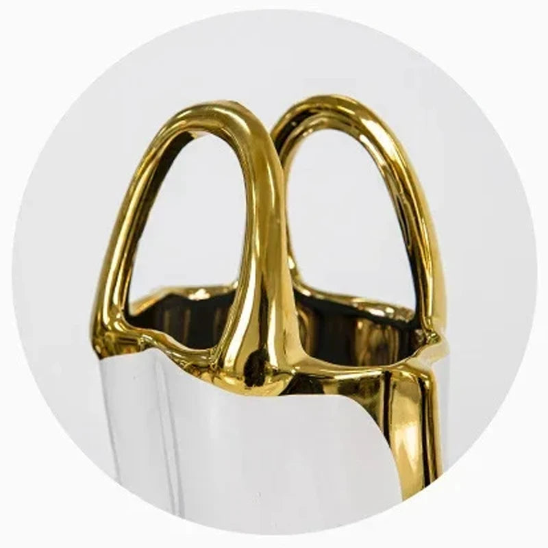 Vase sac à main en céramique dorée