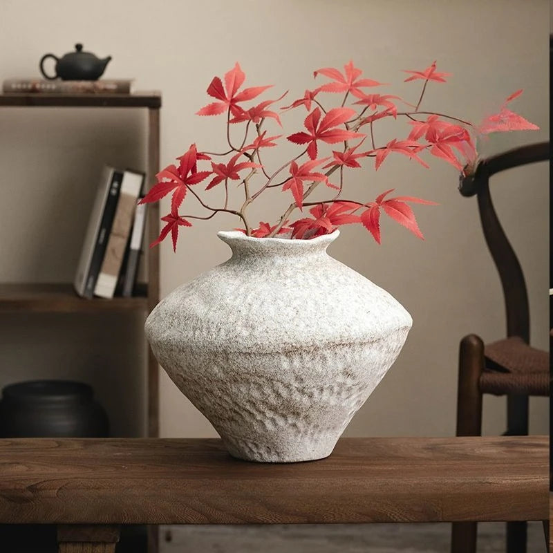 Vase en céramique style wabi-sabi